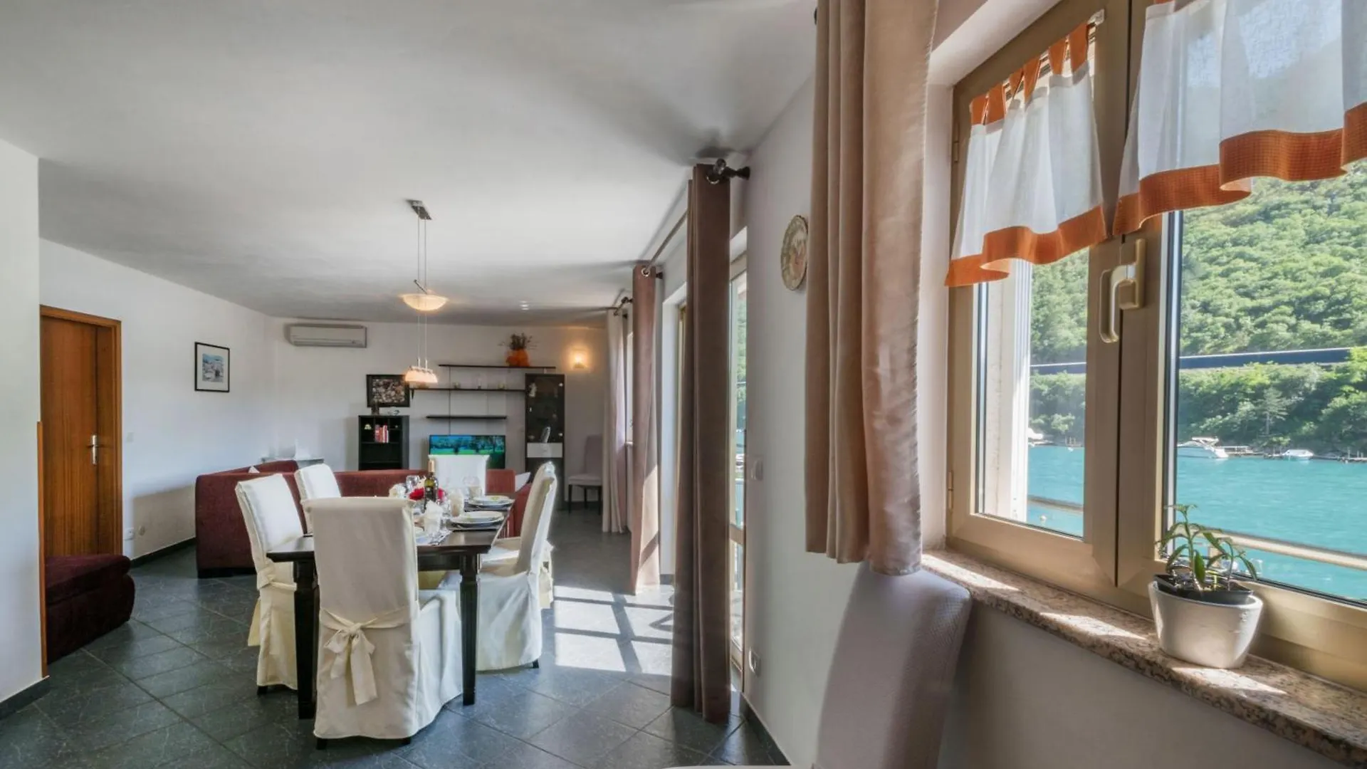 Villa Dorijana, A Beachfront Holiday Home, Pets Welcome! Plomin