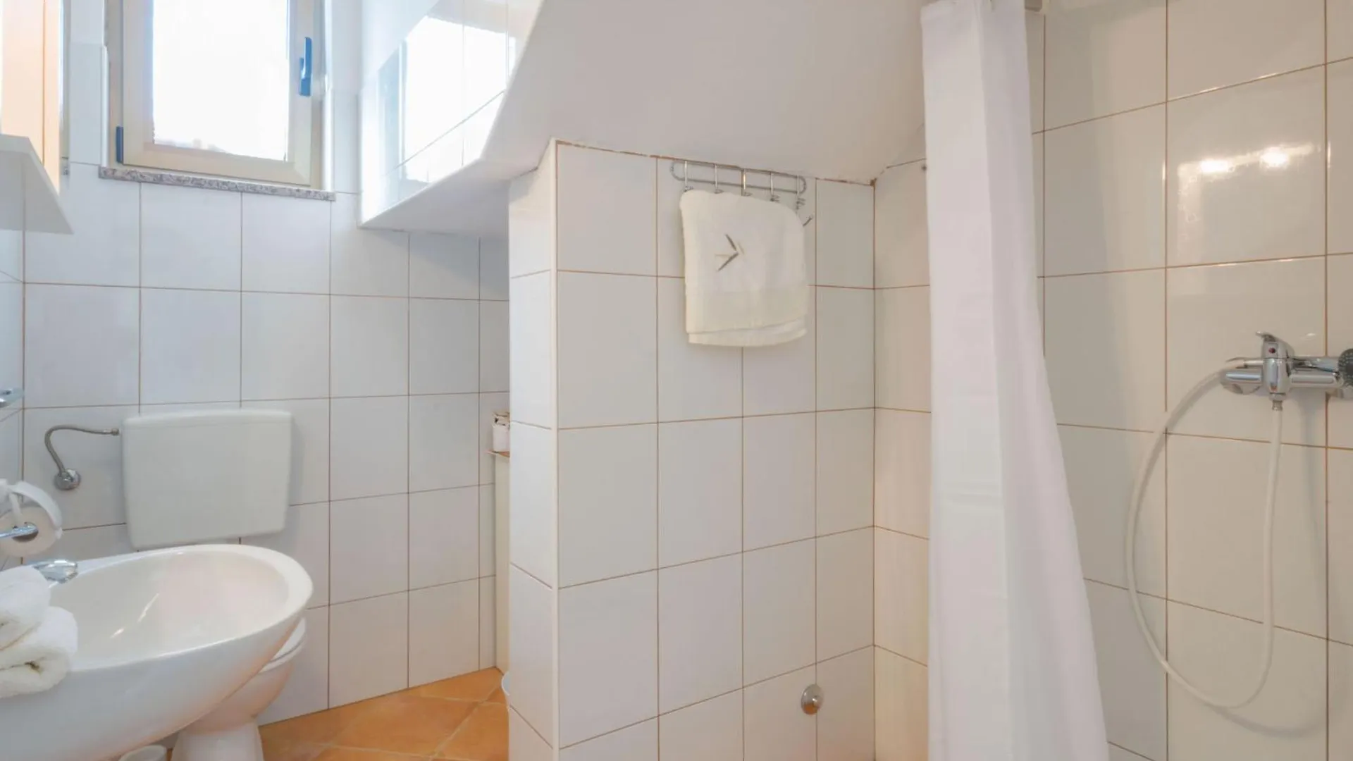 Villa Dorijana, A Beachfront Holiday Home, Pets Welcome! Plomin